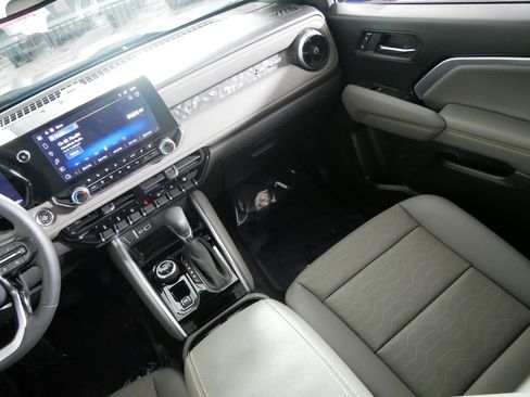 Used 2025 Chevrolet Colorado ZR2 w/ Technology Package image 11