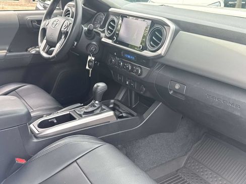 Used 2021 Toyota Tacoma SR5 AWD/4WD image 30