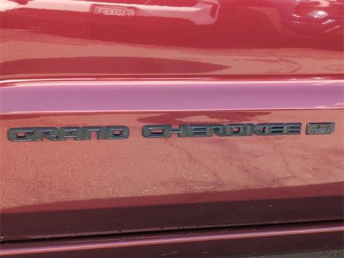 Used 2022 Jeep Grand Cherokee Laredo X image 31