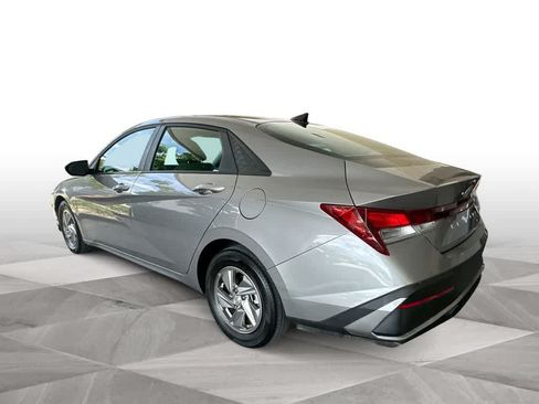 Used 2025 Hyundai Elantra SE FWD image 6