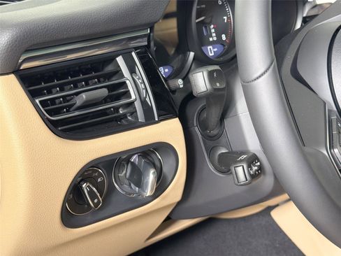 Certified 2026 Porsche Macan AWD/4WD image 33