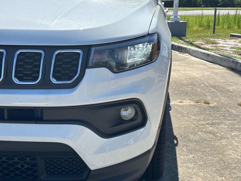 Used 2024 Jeep Compass Latitude AWD/4WD image 9