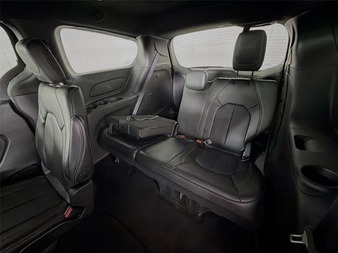 Used 2025 Chrysler Pacifica Select FWD image 40