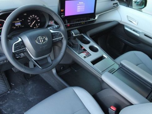 Used 2026 Toyota Sienna XLE AWD/4WD image 14