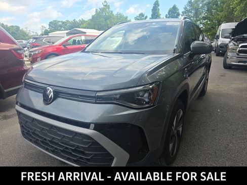 Used 2025 Volkswagen Taos SE AWD/4WD image 3