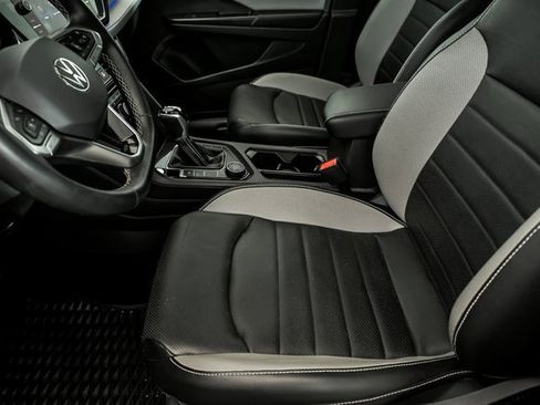 Certified 2022 Volkswagen Taos SEL w/ Panoramic Sunroof Package image 11