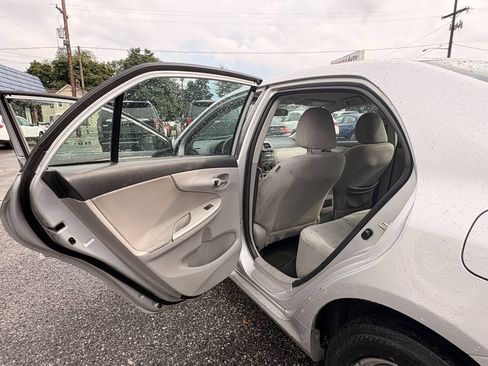 Used 2011 Toyota Corolla LE FWD image 19
