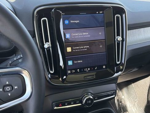 Certified 2023 Volvo XC40 B5 Plus w/ Driver Assist Package AWD/4WD image 28