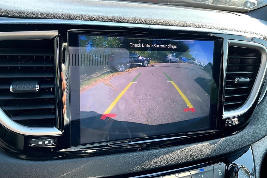 Used 2025 Chrysler Pacifica Select FWD image 29