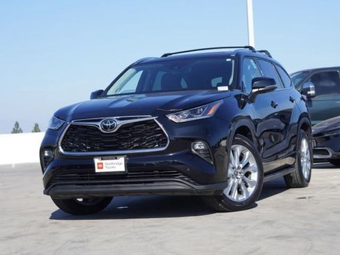 Used 2021 Toyota Highlander Limited FWD image 4