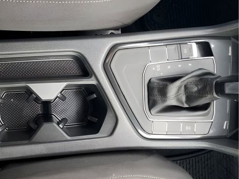 Used 2019 Volkswagen Tiguan S image 40