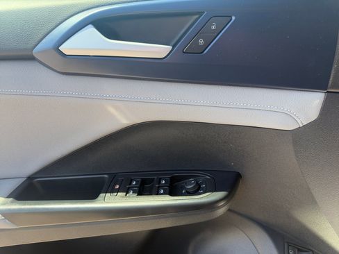 Used 2024 Volkswagen Taos SE w/ Panoramic Sunroof Package FWD image 23