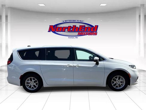 Used 2023 Chrysler Pacifica Touring-L FWD image 8