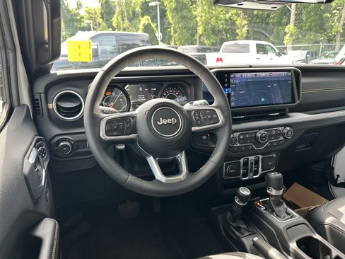 Used 2026 Jeep Wrangler Unlimited Sahara AWD/4WD image 25