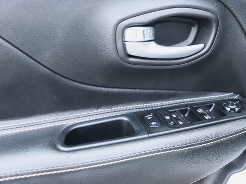 Used 2020 Jeep Renegade Latitude w/ Popular Equipment Group image 37