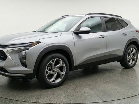 Used 2025 Chevrolet Trax LT w/ LT Convenience Package image 3