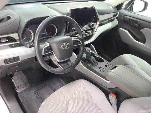 Used 2023 Toyota Highlander LE AWD/4WD image 25