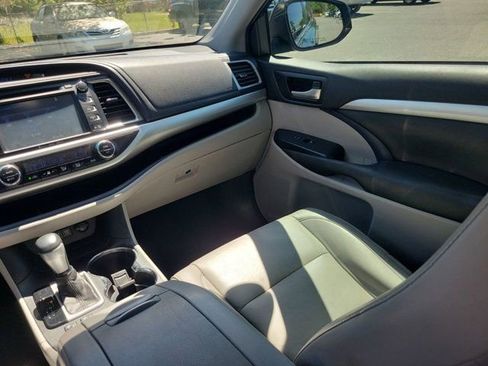 Used 2019 Toyota Highlander XLE image 23