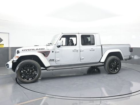 Used 2022 Jeep Gladiator Overland image 2