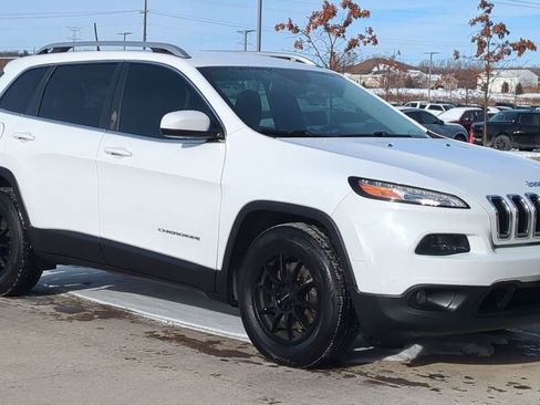 Used 2018 Jeep Cherokee Latitude w/ Cold Weather Group image 9