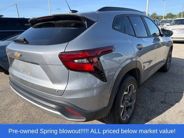Used 2024 Chevrolet Trax LT w/ Sunroof Package FWD image 7
