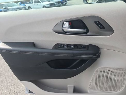 Used 2024 Chrysler Pacifica Touring-L image 12