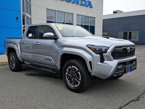 Used 2024 Toyota Tacoma TRD Sport w/ TRD Sport Premium Package AWD/4WD image 3