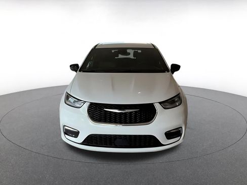 Used 2025 Chrysler Pacifica Select image 4
