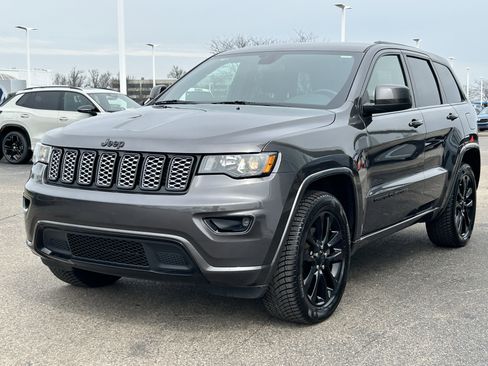 Used 2021 Jeep Grand Cherokee Laredo X image 3