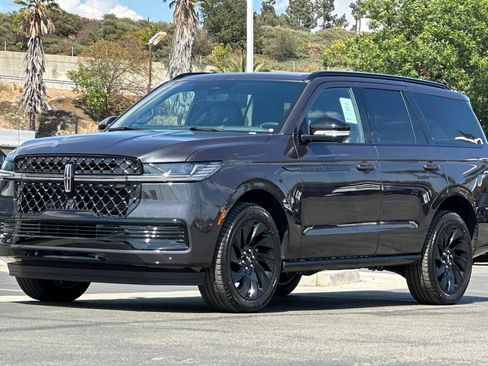 New 2026 Lincoln Navigator Reserve w/ Jet Appearance Package AWD/4WD image 7