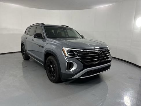 Used 2024 Volkswagen Atlas Peak Edition SE AWD/4WD image 3