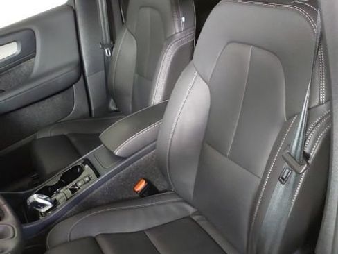 Used 2025 Volvo XC40 B5 Plus AWD/4WD image 13