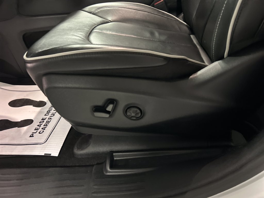 Used 2026 Chrysler Pacifica Limited FWD image 13