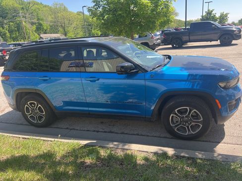 Used 2023 Jeep Grand Cherokee Trailhawk w/ Advanced Protech Group II AWD/4WD image 4