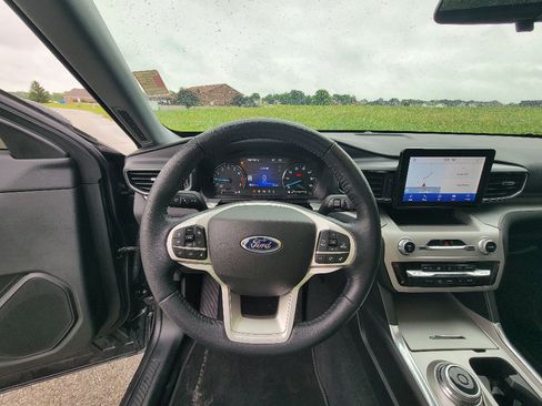 Used 2022 Ford Explorer XLT w/ Equipment Group 202A AWD/4WD image 12