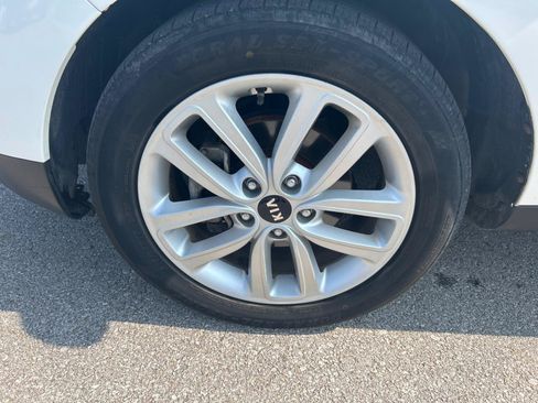 Used 2018 Kia Soul + FWD image 11