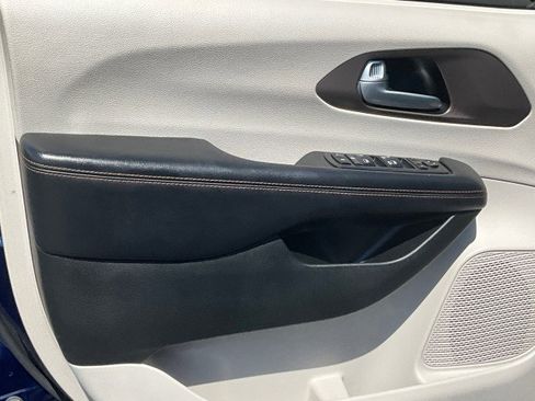 Used 2018 Chrysler Pacifica Touring-L FWD image 27