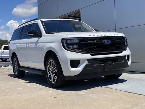 Used 2025 Ford Expedition Active AWD/4WD image 2