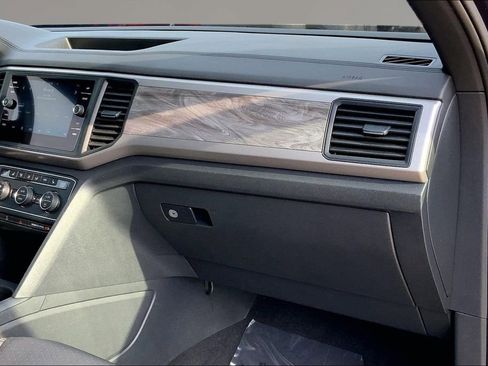 Used 2020 Volkswagen Atlas Cross Sport SE w/ Towing Package image 17