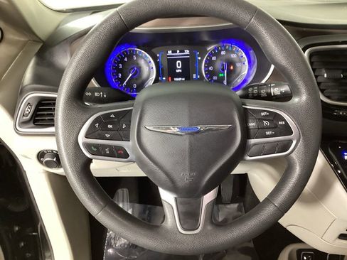Used 2017 Chrysler Pacifica Touring FWD image 21