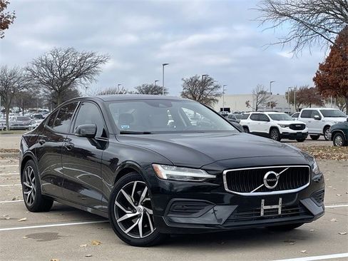 Used 2020 Volvo S60 T5 Momentum image 2