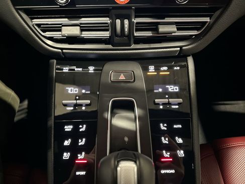 Used 2025 Porsche Macan AWD/4WD image 13