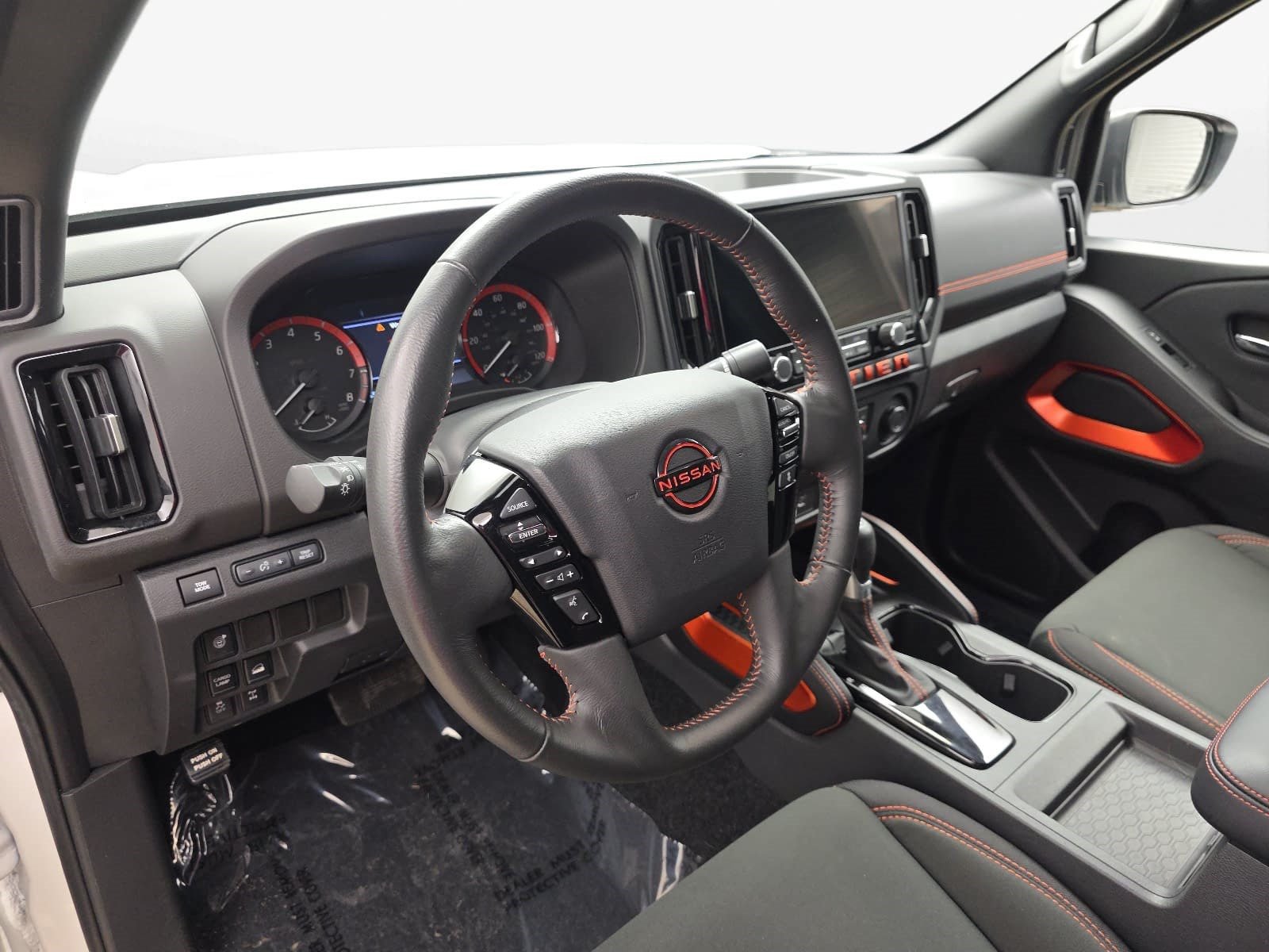 Used 2025 Nissan Frontier PRO-4X AWD/4WD image 13
