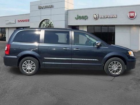 Used 2014 Chrysler Town & Country Touring-L w/ Driver Convenience Group FWD image 8