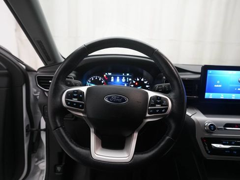 Used 2021 Ford Explorer XLT w/ Equipment Group 202A AWD/4WD image 4
