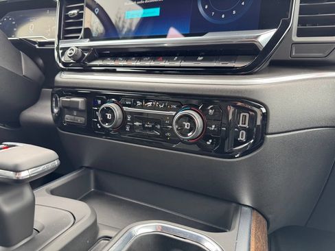 Certified 2025 Chevrolet Silverado 1500 High Country w/ High Country Premium Package AWD/4WD image 30