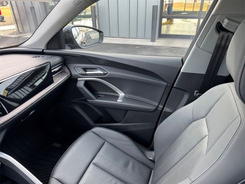 Used 2025 Audi Q5 Premium w/ Convenience Package image 20