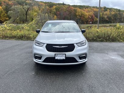 New 2026 Chrysler Pacifica Select