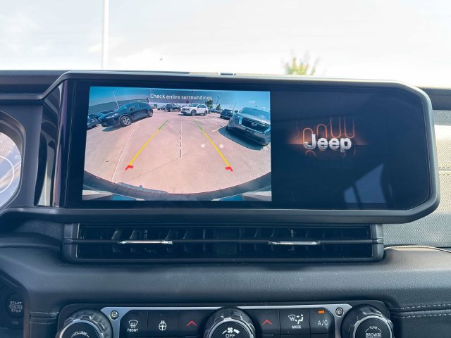 Used 2025 Jeep Wrangler Unlimited Sahara AWD/4WD image 30