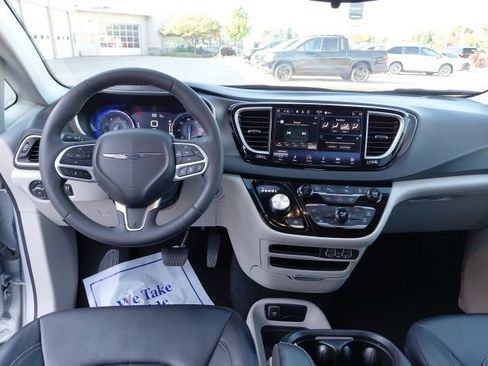 Used 2024 Chrysler Pacifica Touring-L FWD image 24